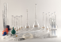 Набор мерной посуды МФ-М – комплект стеклянной посуды и принадлежностей для проведения химических анализов.