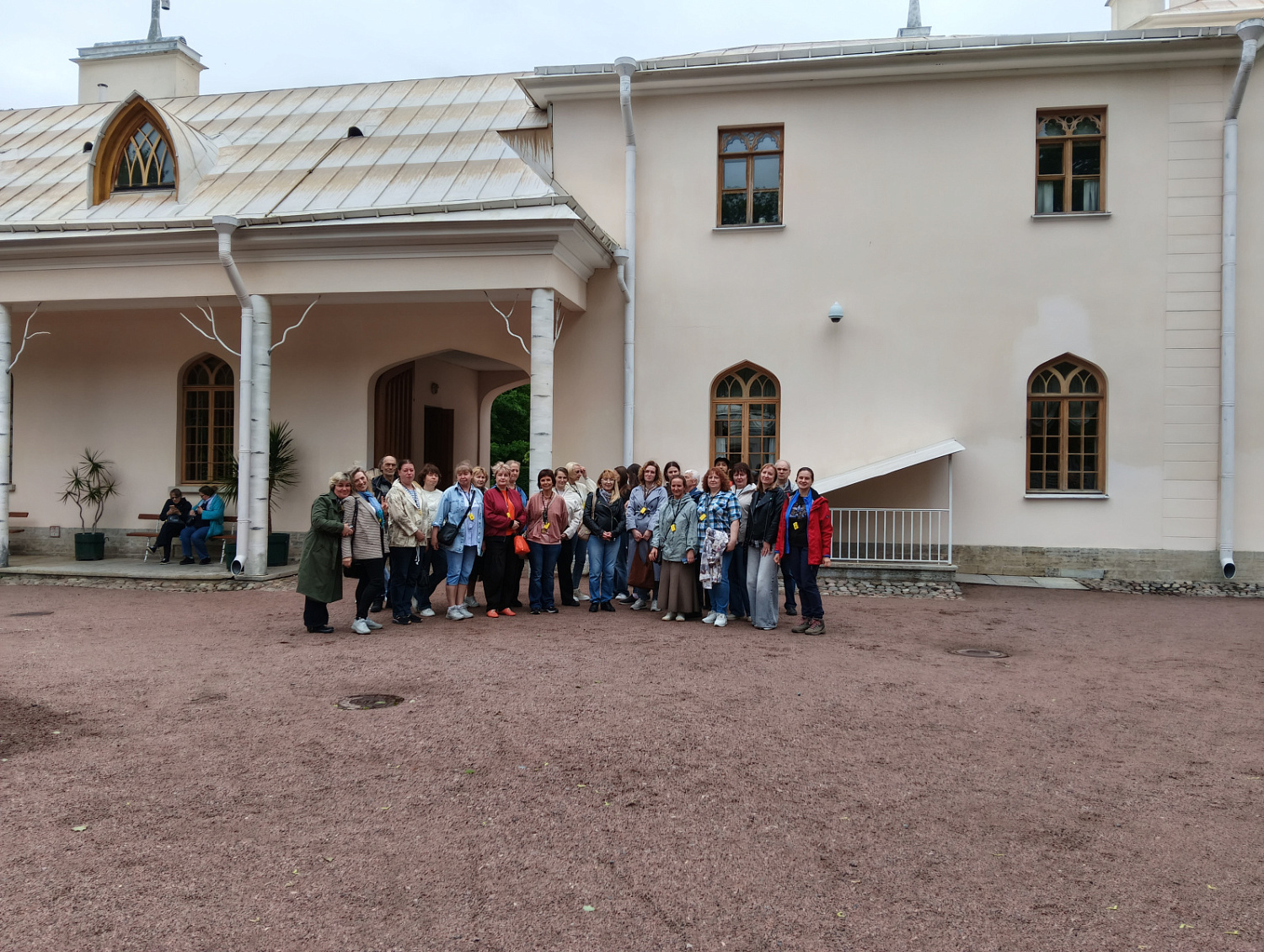 Коллектив ГК «Крисмас» посетил Петергоф: в рамках программы культурно-познавательных выездов сотрудники посетили парк Александрия и Фермерский дворец